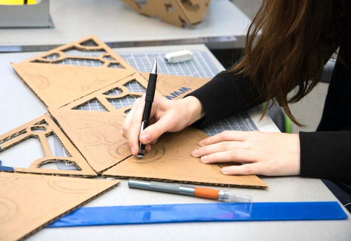 Werbemittel aus Karton am Packtisch – Werbemittelkonfektionierung bei APOOL WERKE